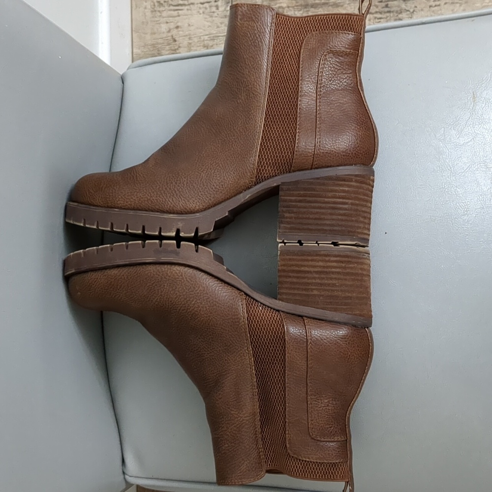 Mia Women's Ribbed Chelsea Boot - Picture 3 of 9